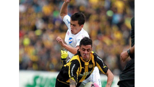 Peñarol y Nacional se dividieron todo en un partido malo: 0 a 0
