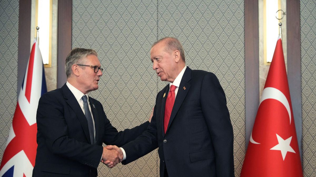 Un revólver con seis balas: el insólito regalo del presidente de Turquía a los líderes de la OTAN