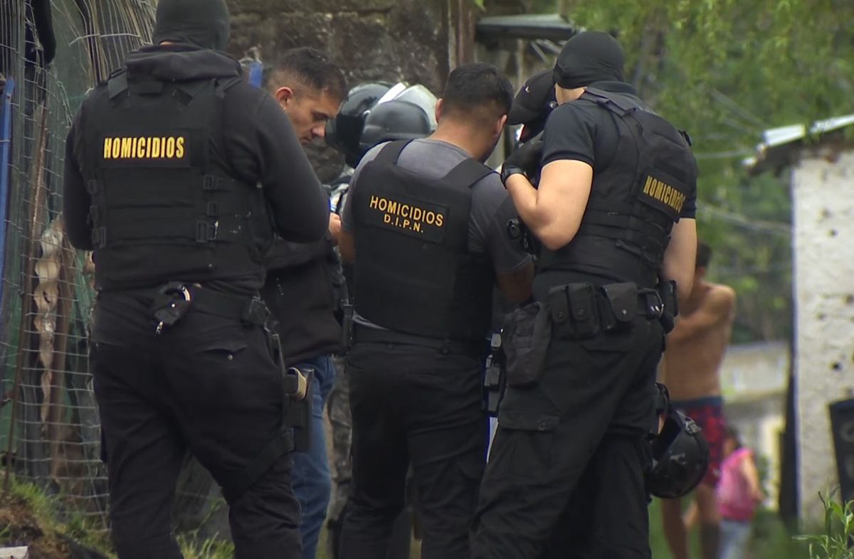 Dos adolescentes de 15 y 17 años detenidos como sospechosos de asesinato en Montevideo