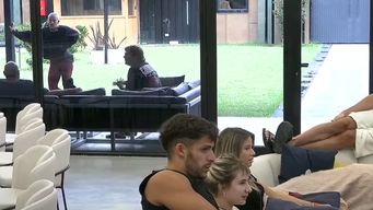 el dialogo en una reunion de participantes de gran hermano en la que estaban todos, menos furia y emma