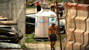 vandalizaron tanques de ose puestos para que familias de asentamiento del cerro tuvieran agua potable