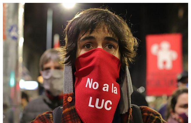 Un joven contra la LUC. En febrero el PIT-CNT presentó 133.000 firmas&nbsp;