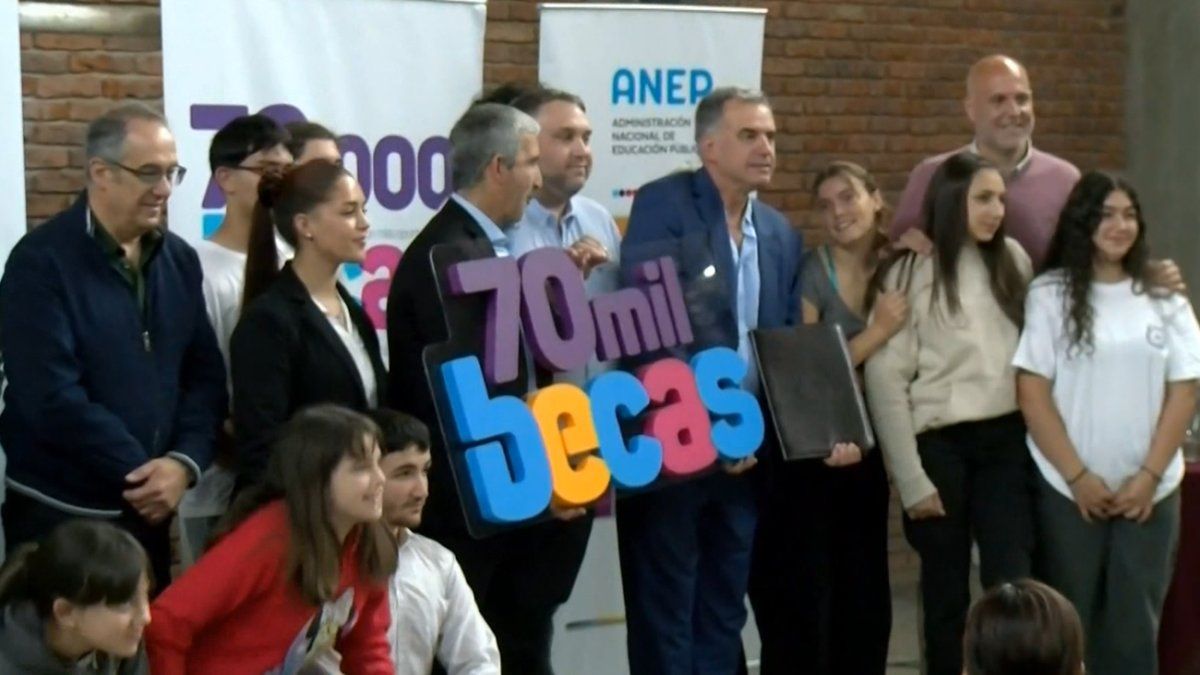 Gobierno anunció aumento de montos de las becas Butiá, que pasarán a 13.000 y 25.000 pesos