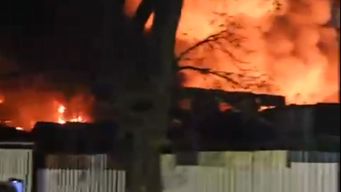 un incendio afecto un gran galpon de la ex fabrica de funsa en el barrio villa espanola