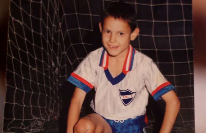 Edinson con la camiseta del cuadro que es hincha