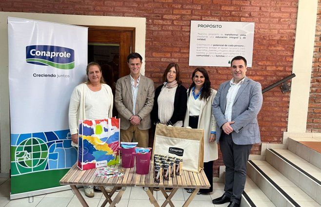 Foto: Dolores Battro, Presidenta del Banco de Alimentos; Gabriel Valdés, CEO de Conaprole; Lucy Carozo, Directora General de Fundación Los Rosales; Isabel Chaquiriand, CEO de Atma; Alex Malachowski, Gerente General de Nuevocentro Shopping.