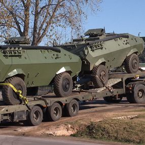 Vehículos militares (tanquetas del Ejército), a su arribo a Montevideo. Foto: Subrayado. Vehículos militares (tanquetas del Ejército), a su arribo a Montevideo. Foto: Subrayado.