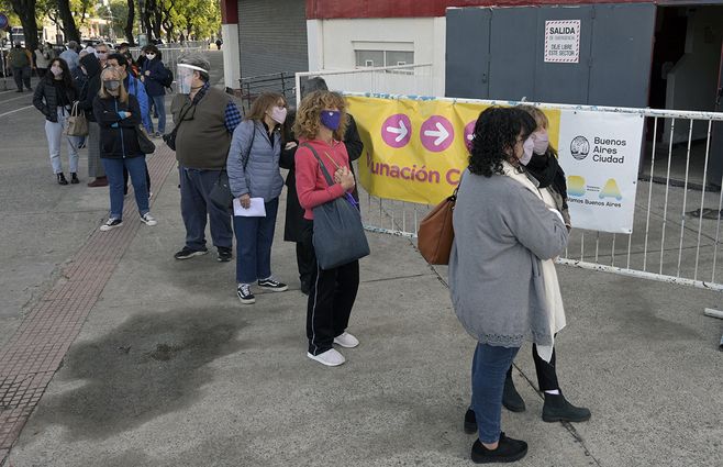 gente-vacunacion-argentina-AFP.jpg