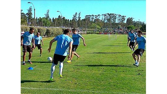 Uruguay repite el equipo ante Jordania, salvo “una duda”