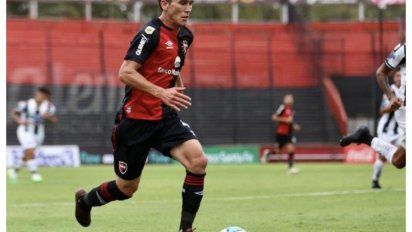 Ángelo Gabrielli con la camiseta de la lepra