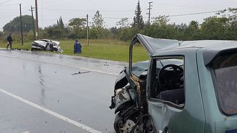 choque frontal entre dos autos dejo varios heridos cerca de la ciudad de salto