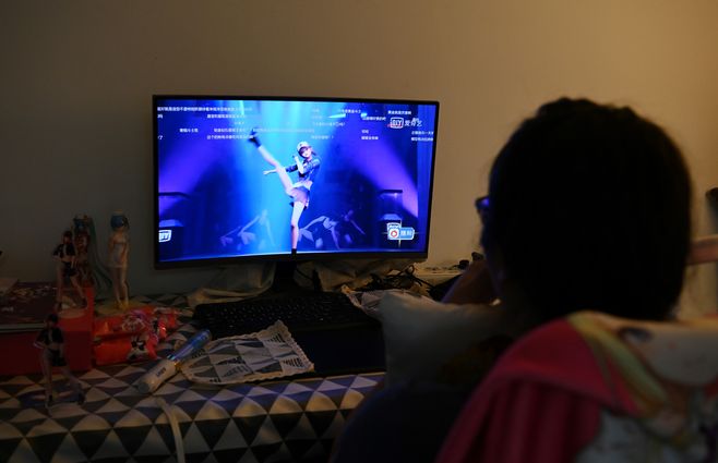 Desde su apartamento en Beijing, Liu Jun sigue el programa Dimension Nova que protagoniza Amy, una artista creada en un estudio de 3D. El jurado del show de talentos es iintegrado por personas reales.