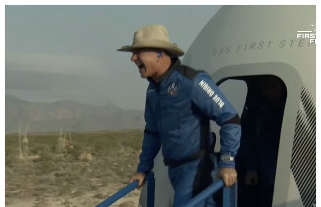 Eufórico, Bezos sale de la nave Blue Origin, apenas aterrizó en el desierto texano. Fue el mejor día de mi vida