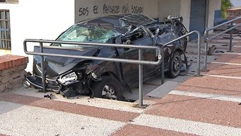 una pareja sufrio politraumatismos tras impactar contra el parador de rambla malvin