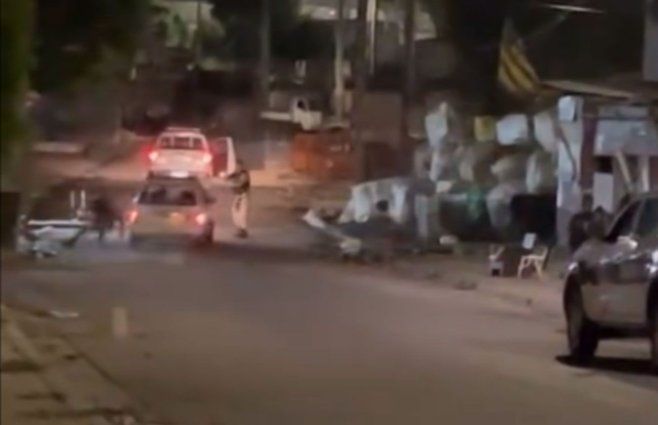 Video: atropellaron a un policía durante un operativo en Malvín Norte y escaparon del lugar. Foto: captura de pantalla del video-