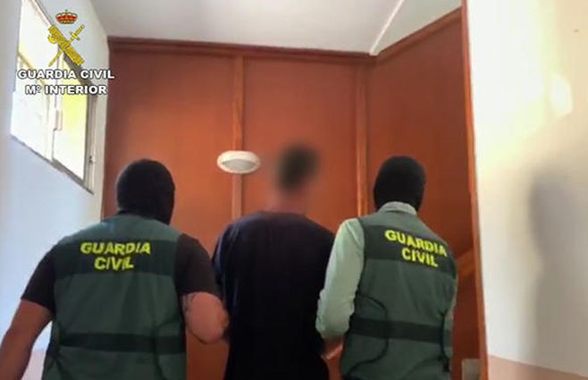 Uno de los detenidos en la isla llevado por la Guardia Civil