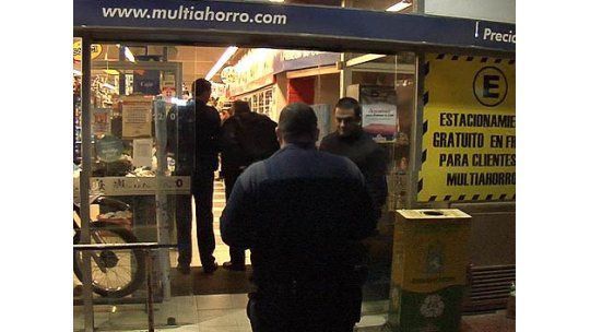 Tres ladrones asaltaron un supermercado y balearon al guardia