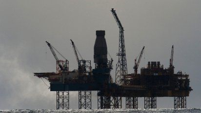 sube el dolar y el petroleo, y ajuste de combustibles parece inevitable
