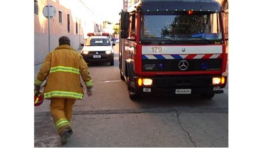 Investigan las causas de un incendio en taller mécanico