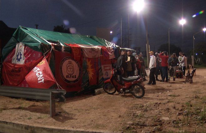 Los trabajadores agremiados se reunieron en asamblea en la noche de este martes.