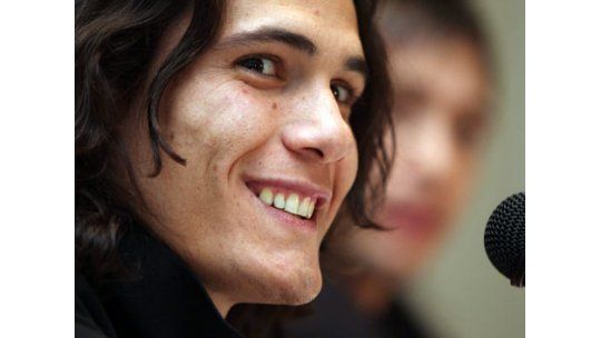 Cavani tiene nuevo puesto en la selección: abrazador