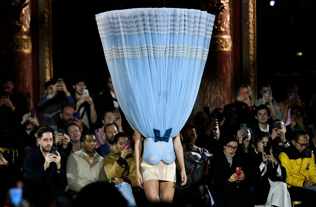 Una modelo presenta una creación para Viktor & Rolf durante la Semana de la Moda de Alta Costura Primavera-Verano 2023 en París el 25 de enero de 2023.