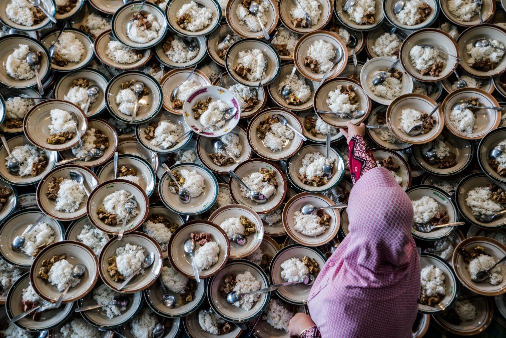 Una mujer indonesia prepara comidas para los musulmanes que rompen su ayuno durante el mes sagrado de Ramadan en Yogyakarta