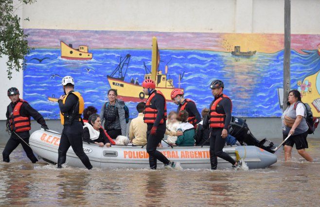 Foto: AFP. Bahía Blanca sufrió fuerte temporal de viento y lluvia el viernes.
