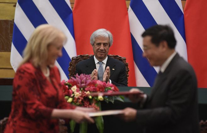 &nbsp;Tabaré Vázquez aplaude durante una ceremonia en el Gran Salón del Pueblo en Beijing el 18 de octubre de 2016. En primer plano, Carolina Cosse, ministra de Industria.