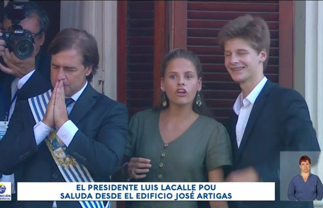 LACALLE-BALCON-CON-HIJOS.jpg