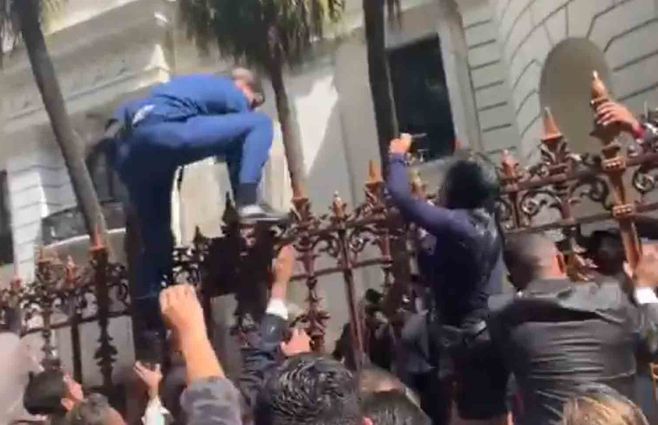 Juan Guaidó intento saltar la reja de la Asamblea Nacional.&nbsp;