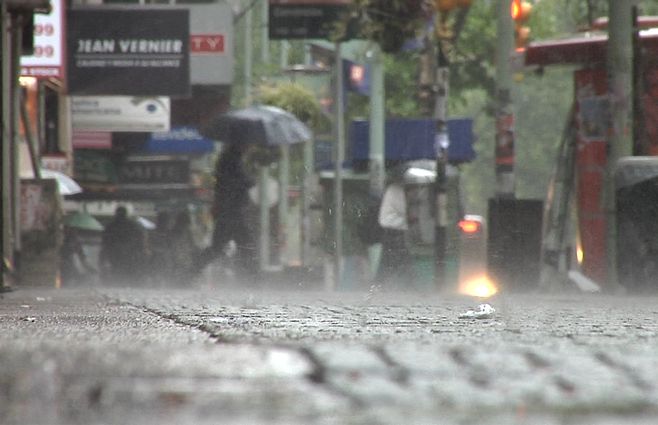 lluvia-gente-paraguas.jpg