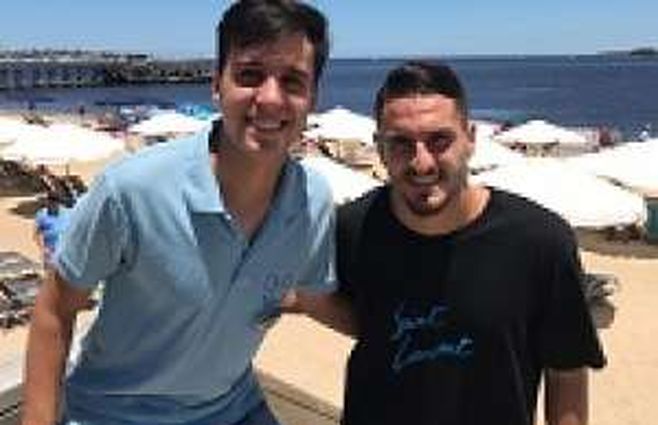 Koke con el mozo Nicolás, que lo reclutó para la foto en Ovo Beach