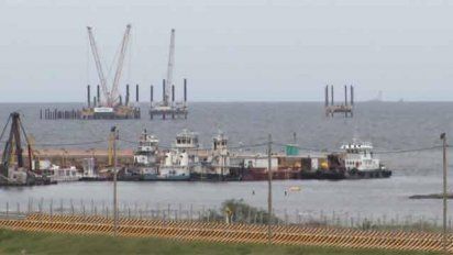 anp intima a gas sayago a demoler los pilotes de la regasificadora en diez dias