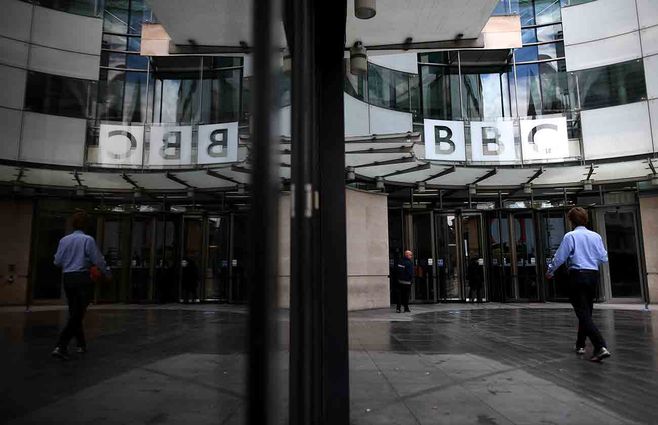 Parte de la fachada y puerta principal de la BBC en Londres