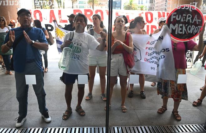 Dirigentes del sindicato de OSE y organizaciones sociales se manifiestan en la puerta de Torre Ejecutiva. Foto: FocoUy