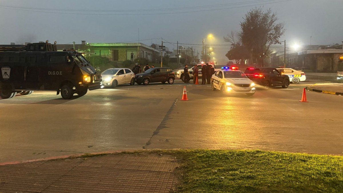 Discutió con un hombre en el tránsito, le mostró un arma y t