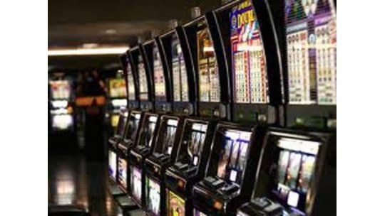 Compra de tragamonedas vuelve a poner en aprietos a Frente Amplio