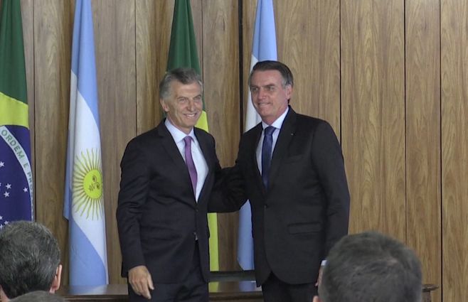 Macri-y-Bolsonaro-con-banderas.jpg