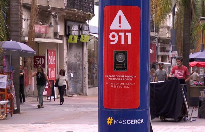 Foto: Subrayado. Tótem de la Policía ubicado en Plaza Matriz, Ciudad Vieja.