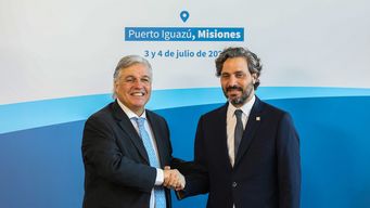 Canciller Bustillo saluda a Cafiero, su par de Argentina, en la Cumbre del Mercosur. Foto: FocoUy.