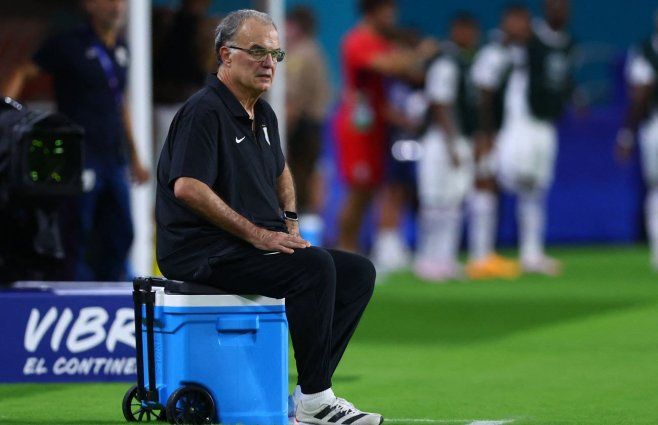 Bielsa sentado en una heladerita, su forma habitual de ver los partidos. Foto: AFP.