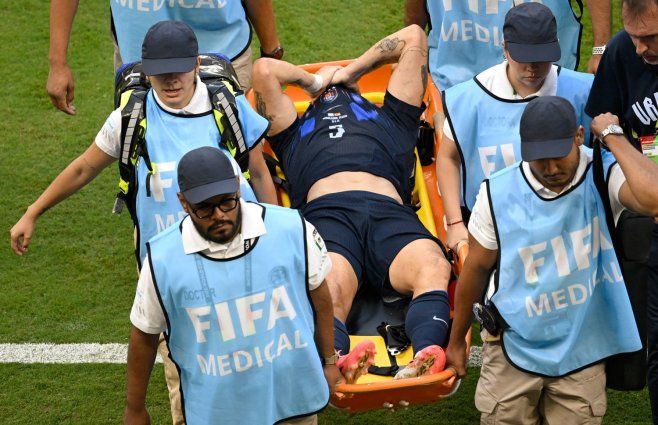 Foto: AFP. Manuel Ugarte sale lesionado en el partido ante España el 26 de junio de 2026.