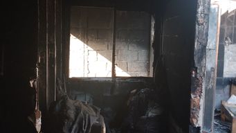 su casa se prendio fuego hace un mes, quedaron sin nada y piden ayuda para reconstruirla