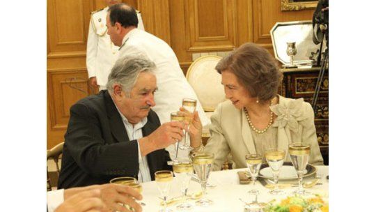Mujica se reunió con empresarios y cenó con el rey y la reina