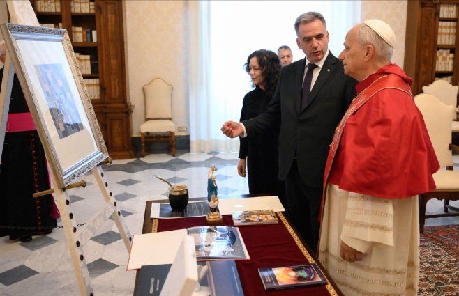 El papa León XIV recibe los obsequios del presidente Yamandú Orsi y su esposa Laura Alonsopérez. Foto: AFP