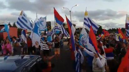 militantes del partido nacional y del frente amplio cantaron el himno juntos 
