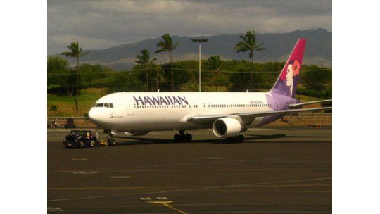 Adolescente viajó en rueda de un avión desde California a Hawai