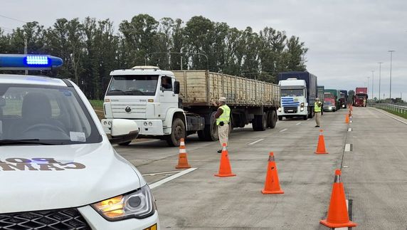 Decenas de camiones en caravana hacia Montevideo. Foto: Policía Caminera.