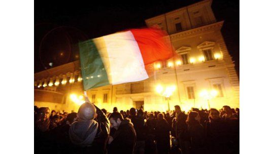 Berlusconi presentó su renuncia y los italianos festejan